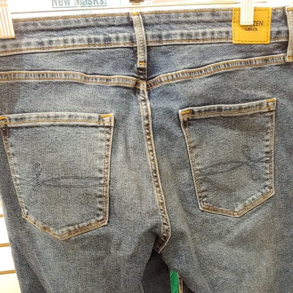 Denizen Levi's® Women's Mid-Rise Boyfriend Jeans - Picture 6 of 10